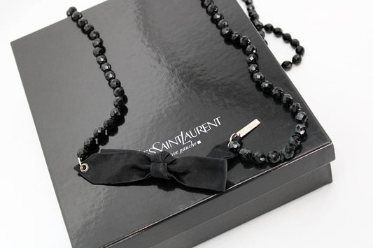 Collar de cristales negros con une nudo de tela Marca: Yves Saint Laurent