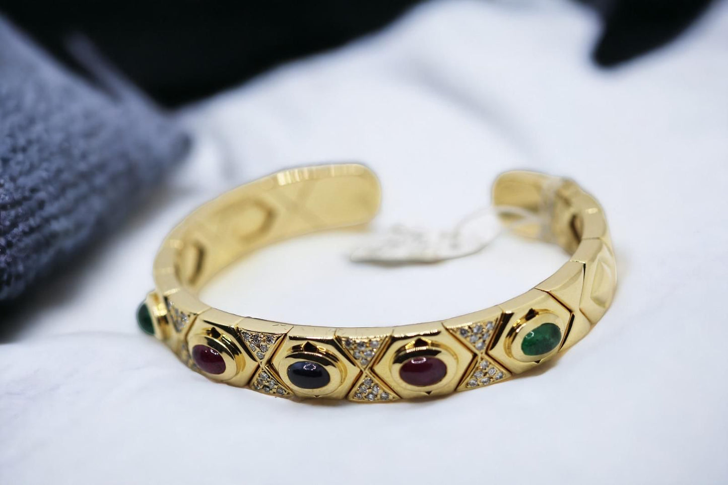 Pulsera de oro 18k con piedras preciosas: diamamtes,esmeralda, rubí y zafiro, 43,95gr,