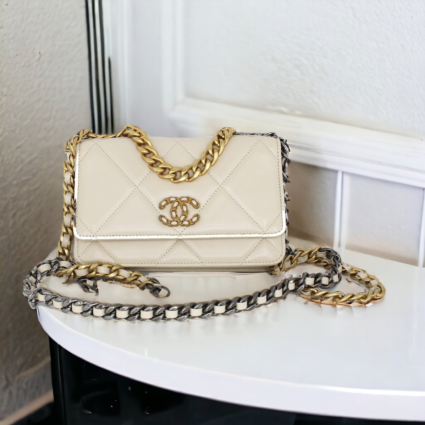 Chanel Bolso bandolera 19 en cuero acolchado blanco