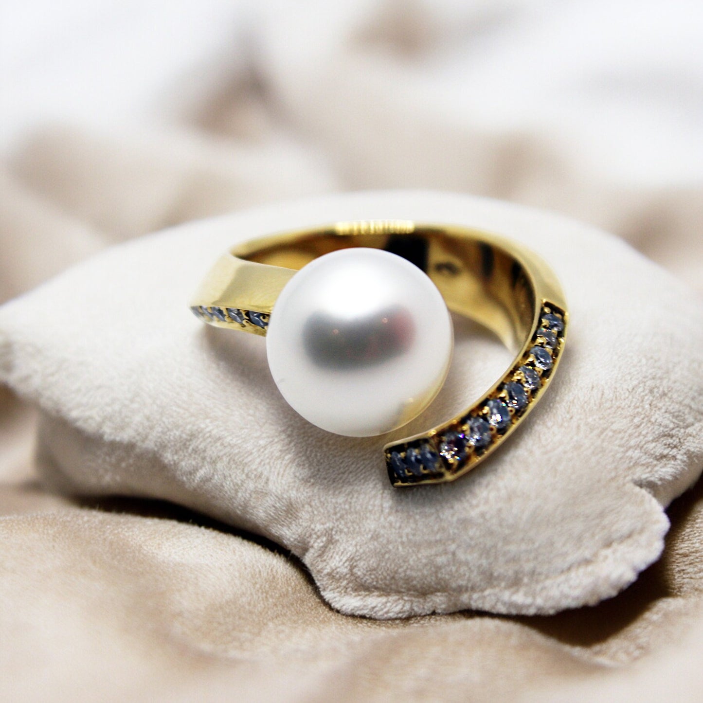 Goldring with diamonds and pearl