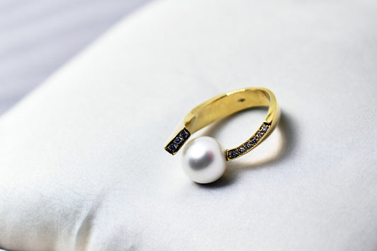 Goldring with diamonds and pearl