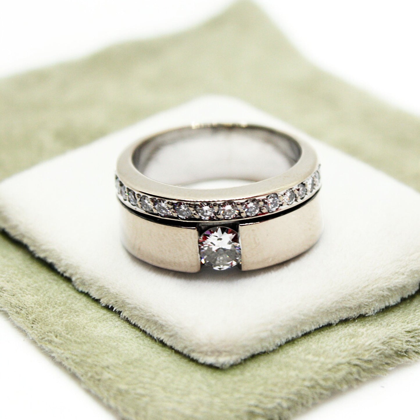 Whitegold ring with diamonds