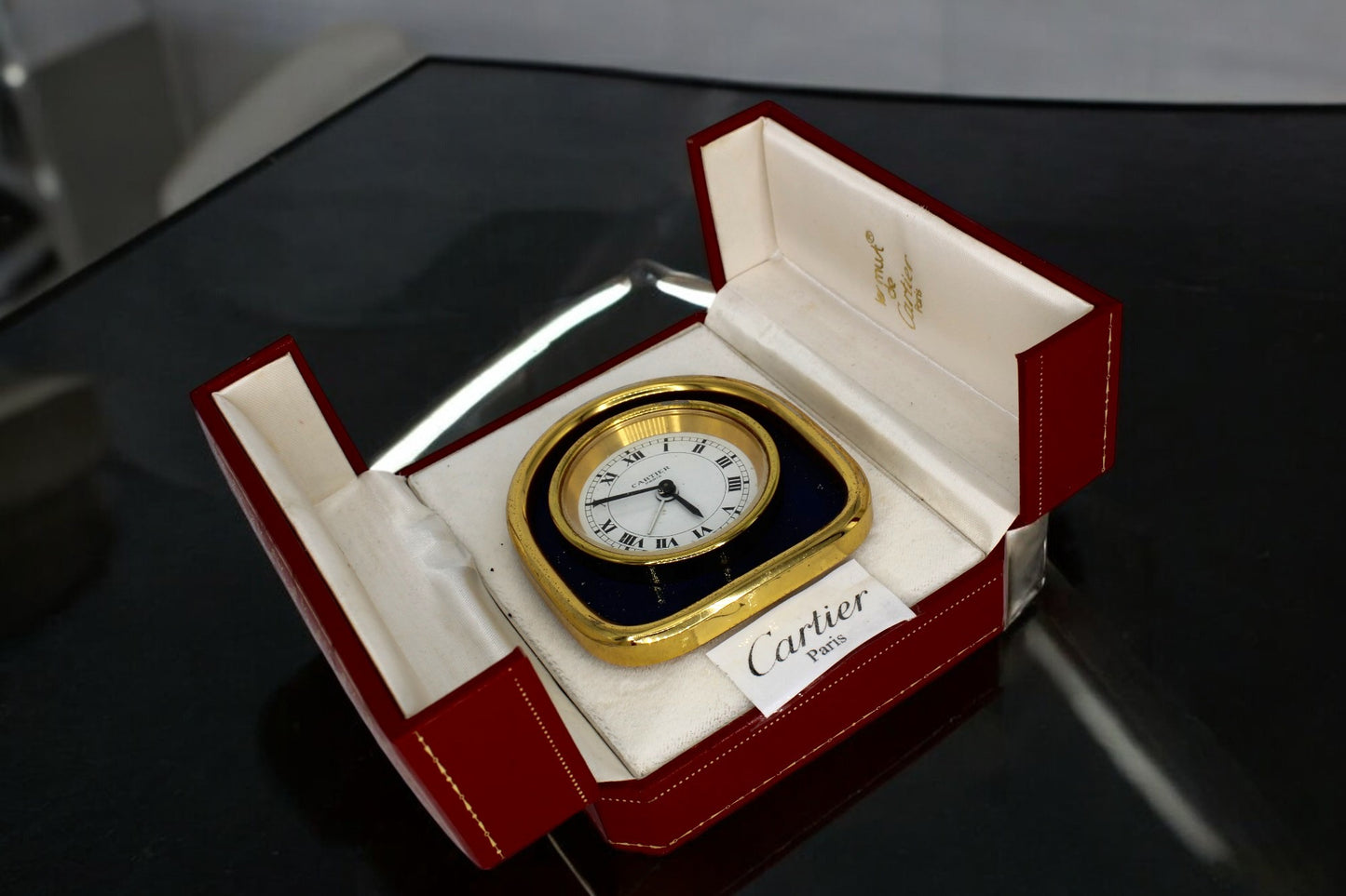 Reloj de mesa bañado en oro con lápiz azulis, Marca: CARTIER con su caja originale