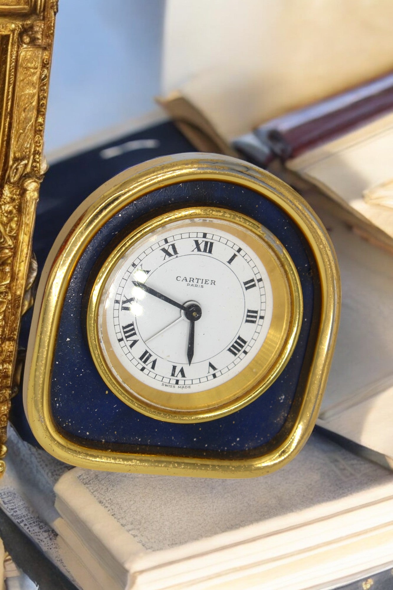 Reloj de mesa bañado en oro con lápiz azulis, Marca: CARTIER con su caja originale