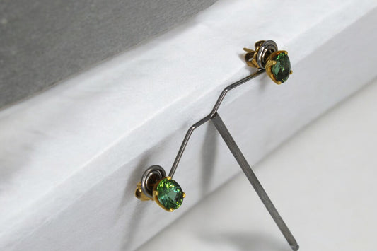 Pendientes de oro 18k con piedras tourmalinas verdes, marca: H. STERN