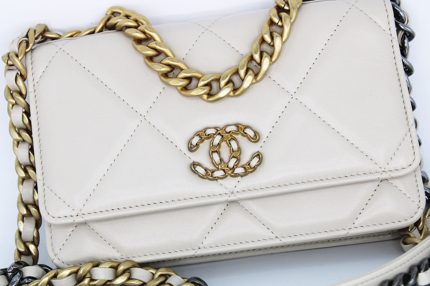 Chanel Bolso bandolera 19 en cuero acolchado blanco