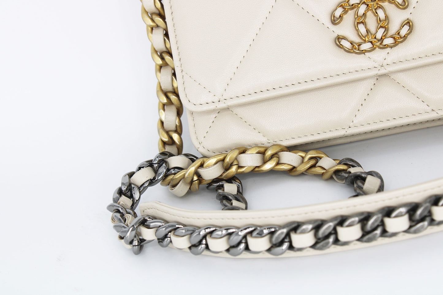 Chanel Bolso bandolera 19 en cuero acolchado blanco