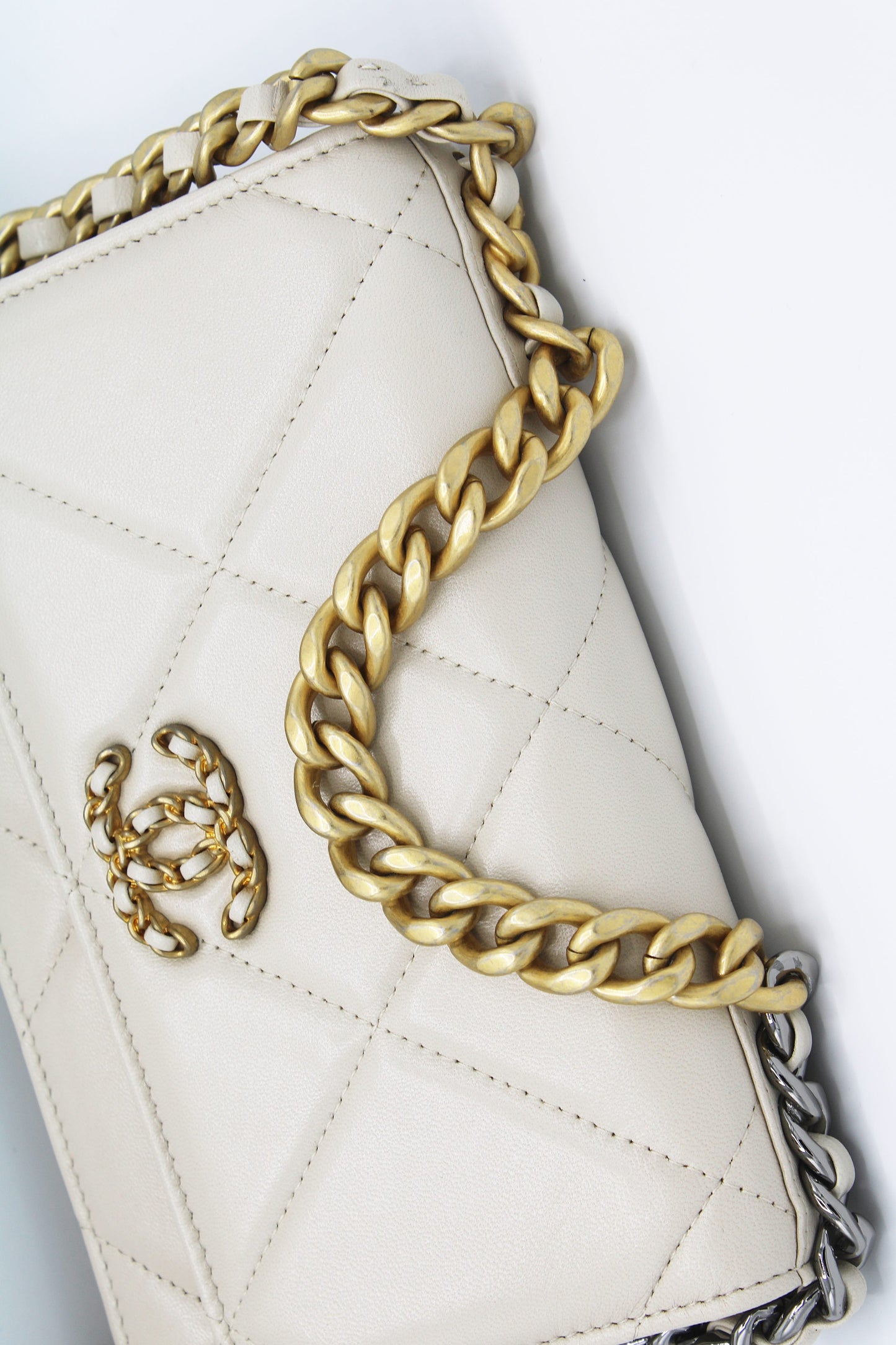 Chanel Bolso bandolera 19 en cuero acolchado blanco