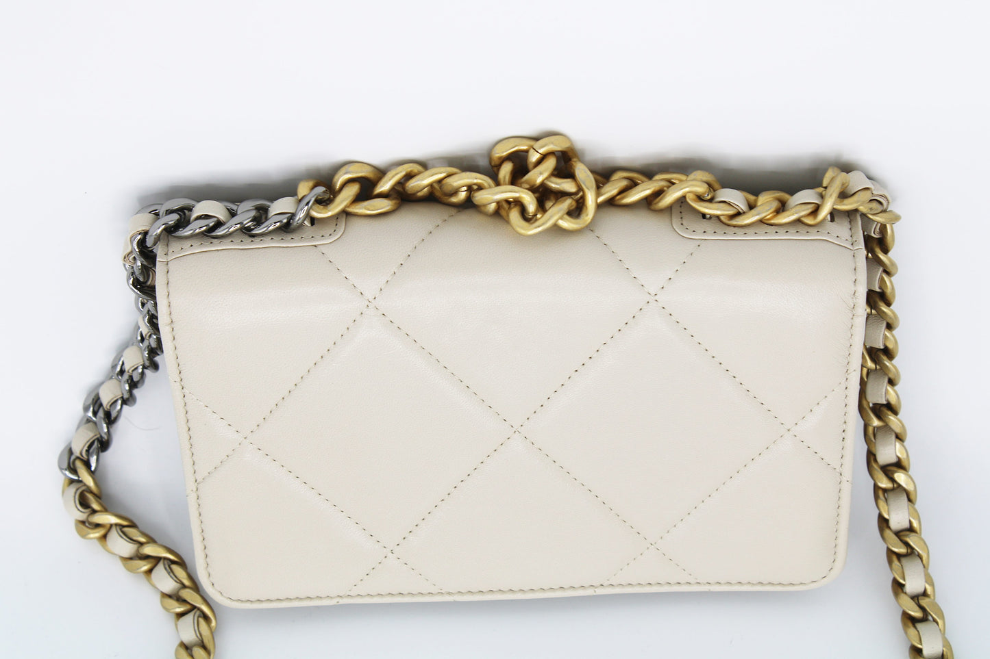 Chanel Bolso bandolera 19 en cuero acolchado blanco