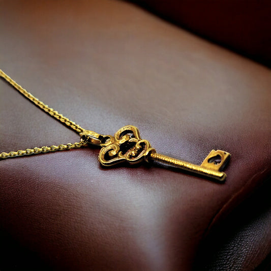 Key-amulet in gold