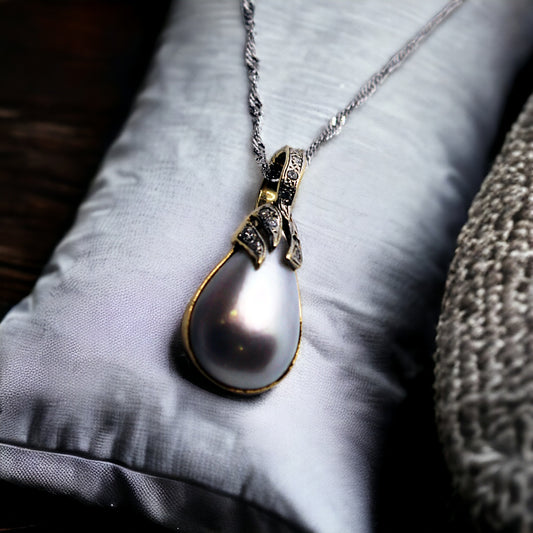 Pearl in gold with diamonds