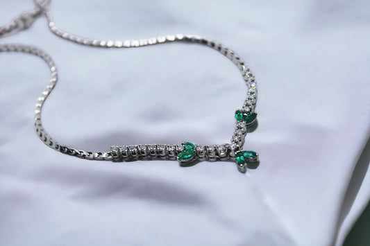 Whitegold necklace with diamonds and emeralds