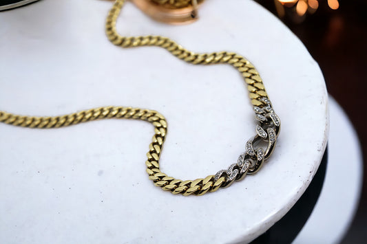 Gold necklace with diamonds