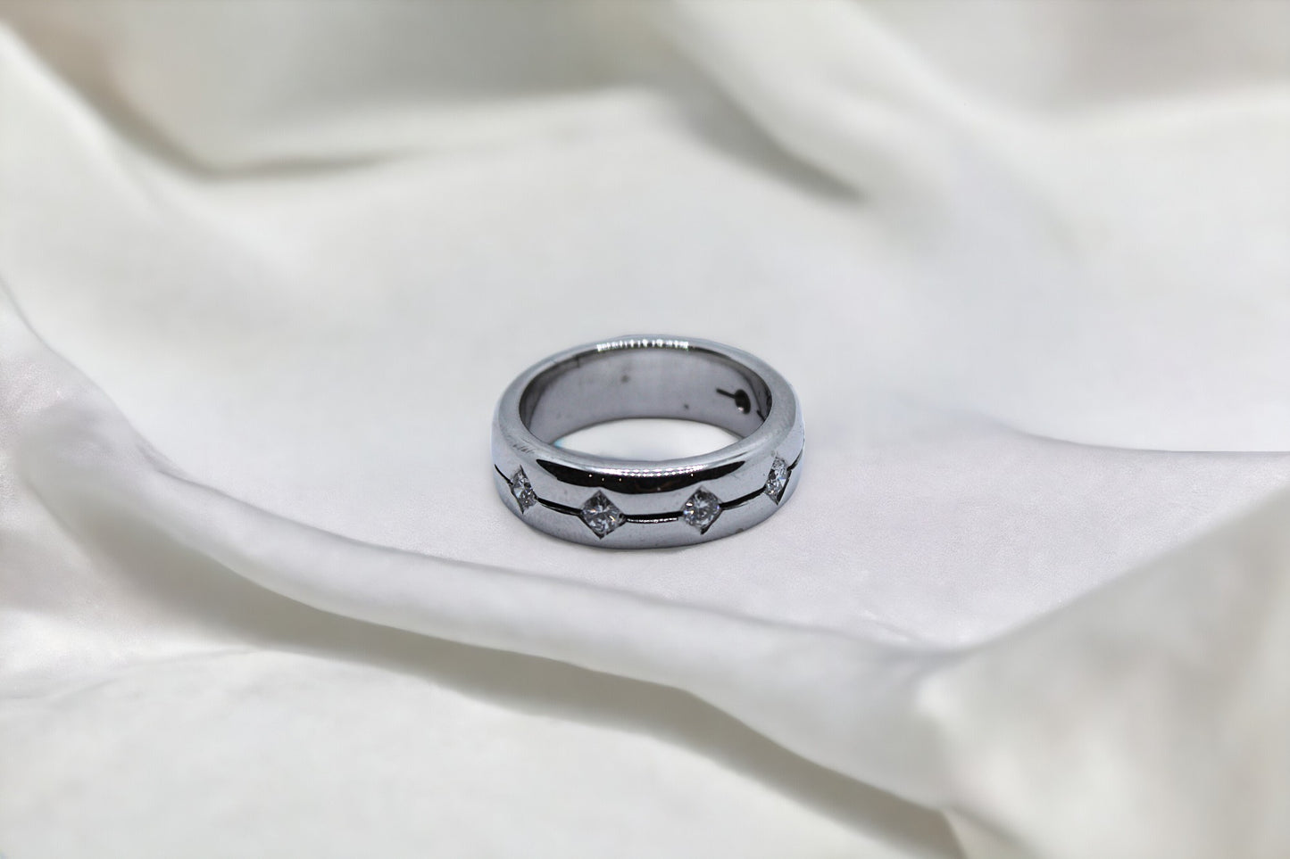 Whitegold ring with diamonds