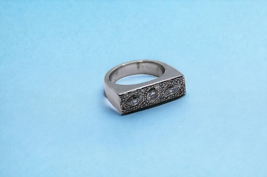 Whitegold ring with diamonds