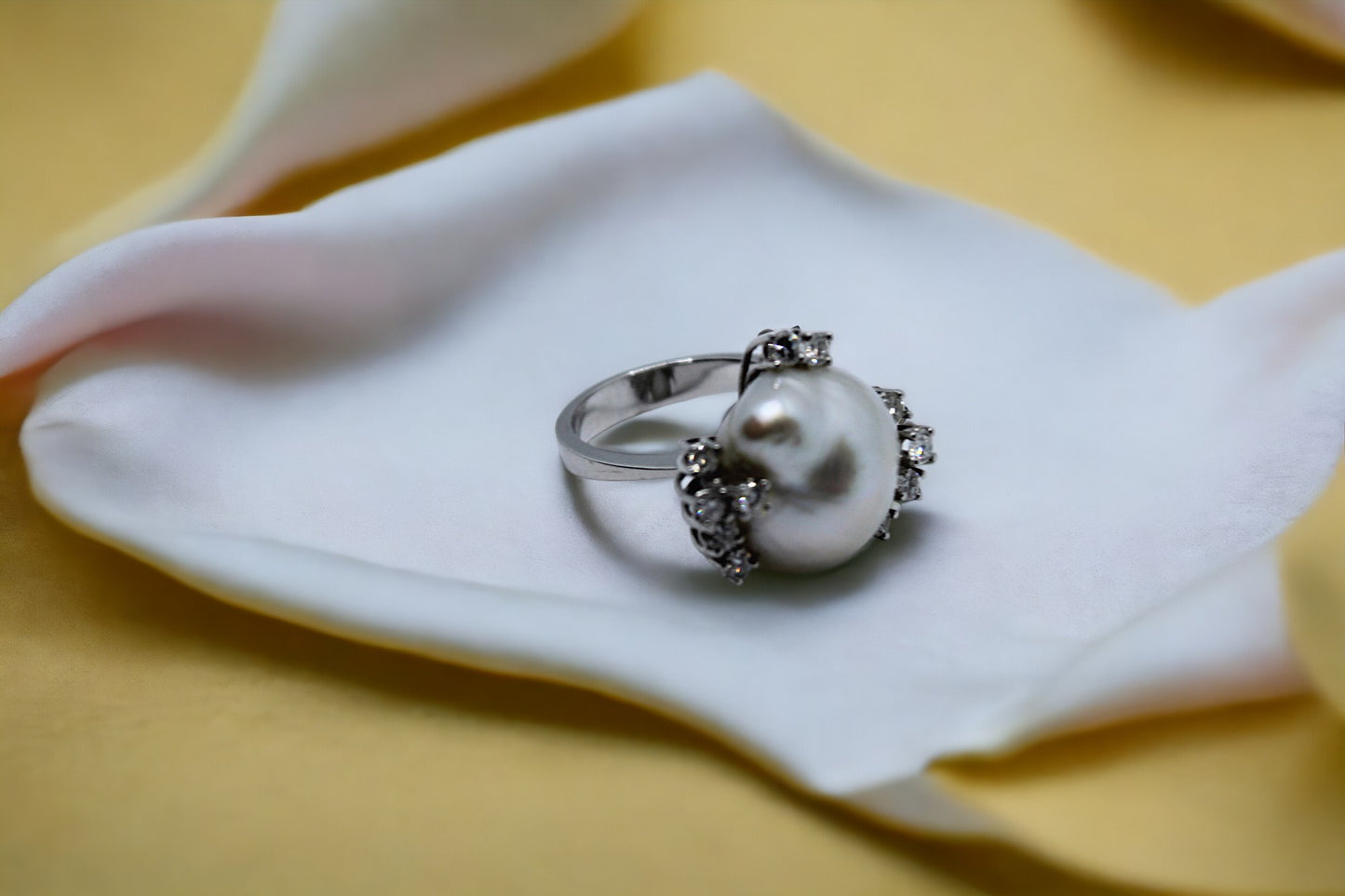 Whitegold ring with diamonds and pearl