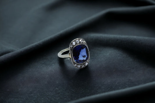 Whitegold ring with diamonds and sapphire