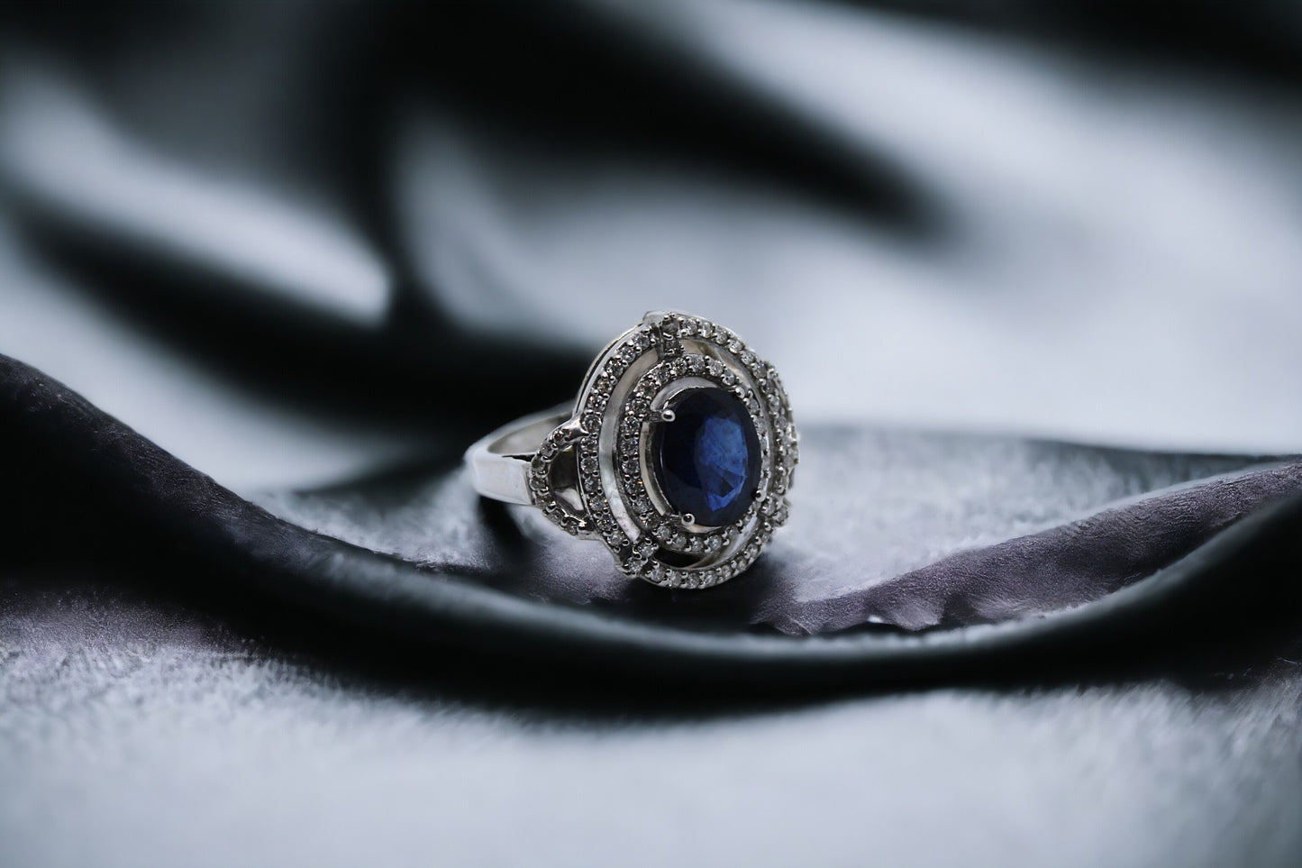 Whitegold ring with diamonds and sapphire