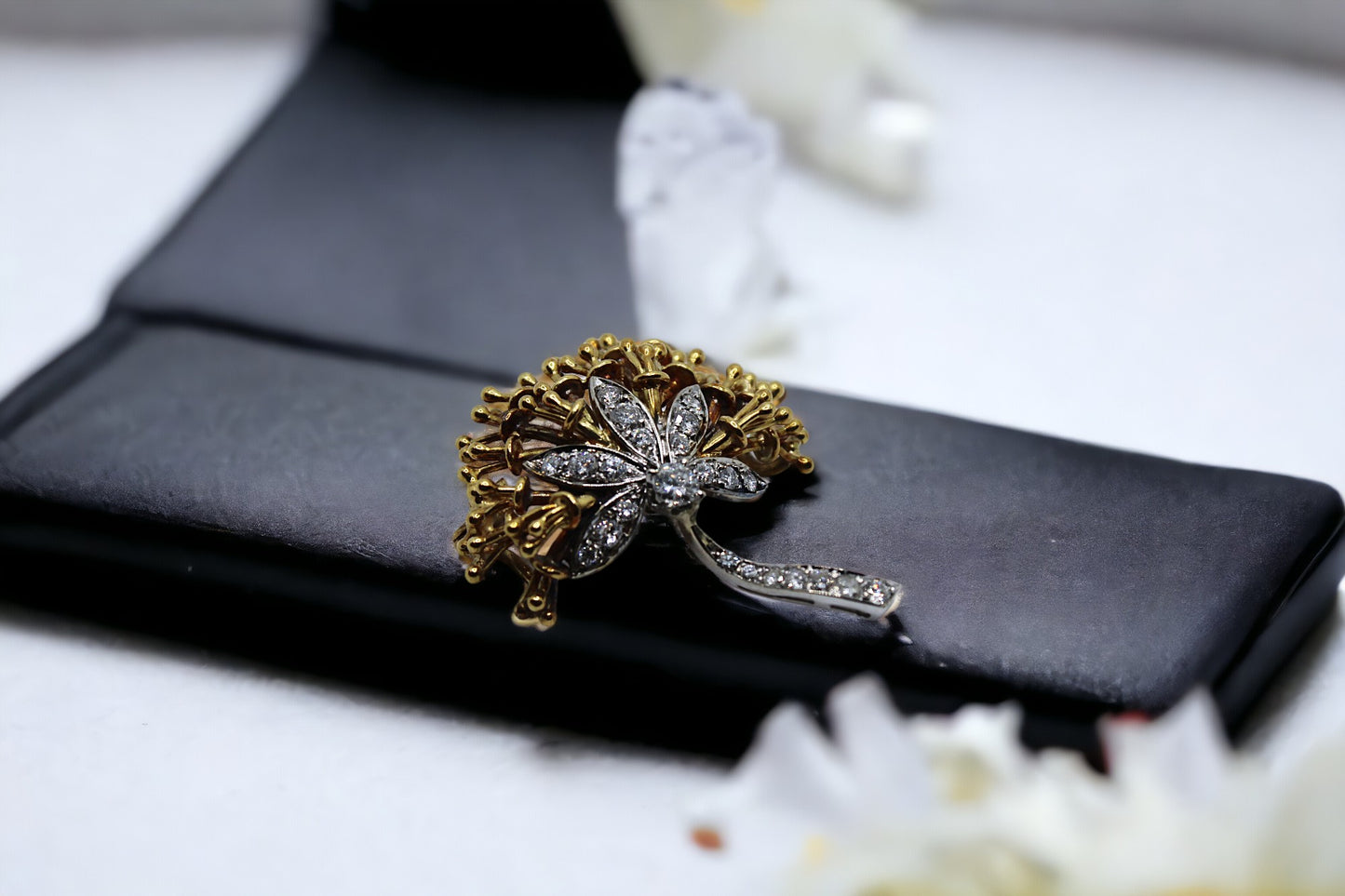 Brooch with diamonds