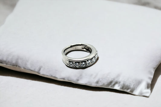 Whitegold ring with diamonds