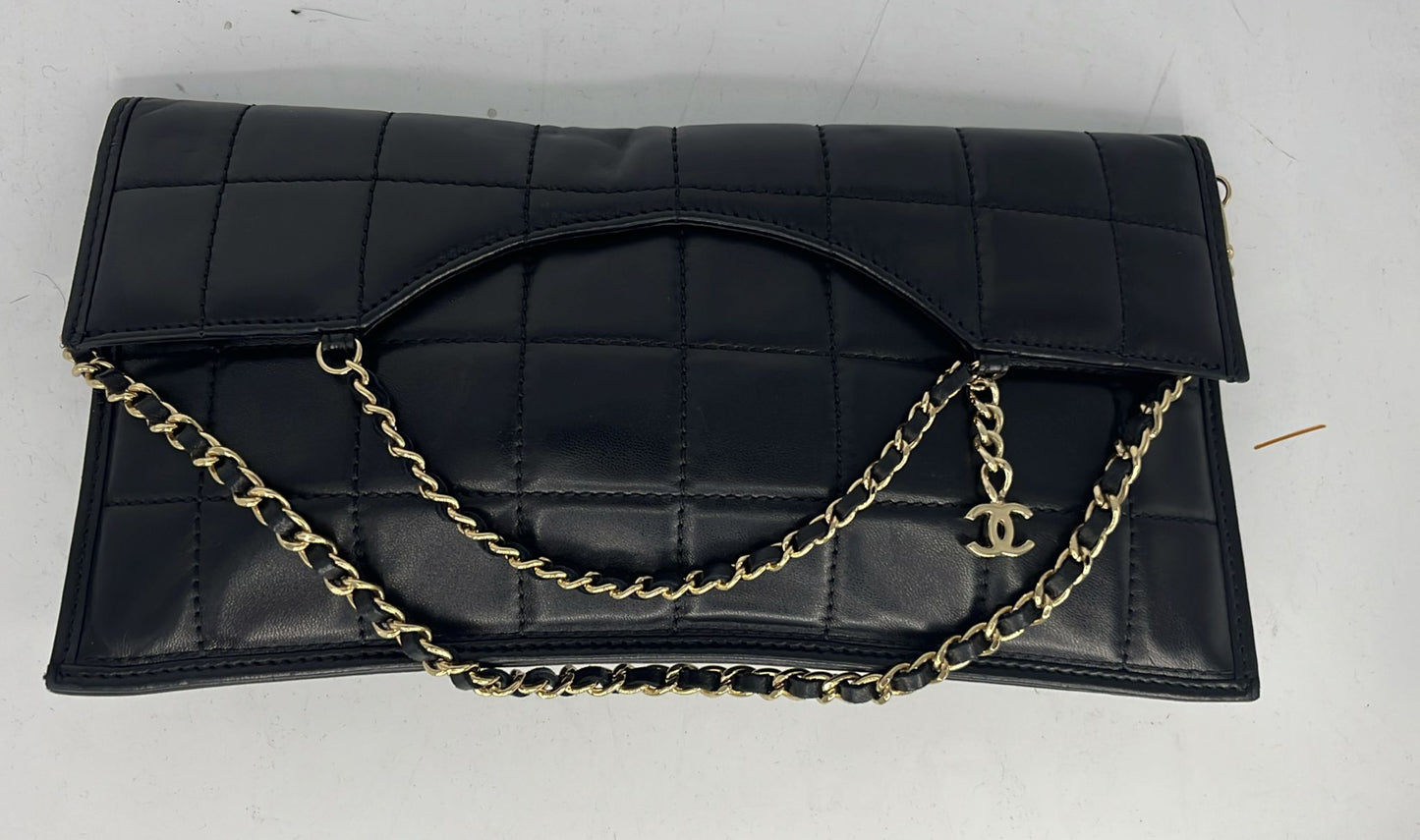 Bolso de cuero negro, Marca: CHANEL, Modelo: CHOCO BAR, año 2001-2002.