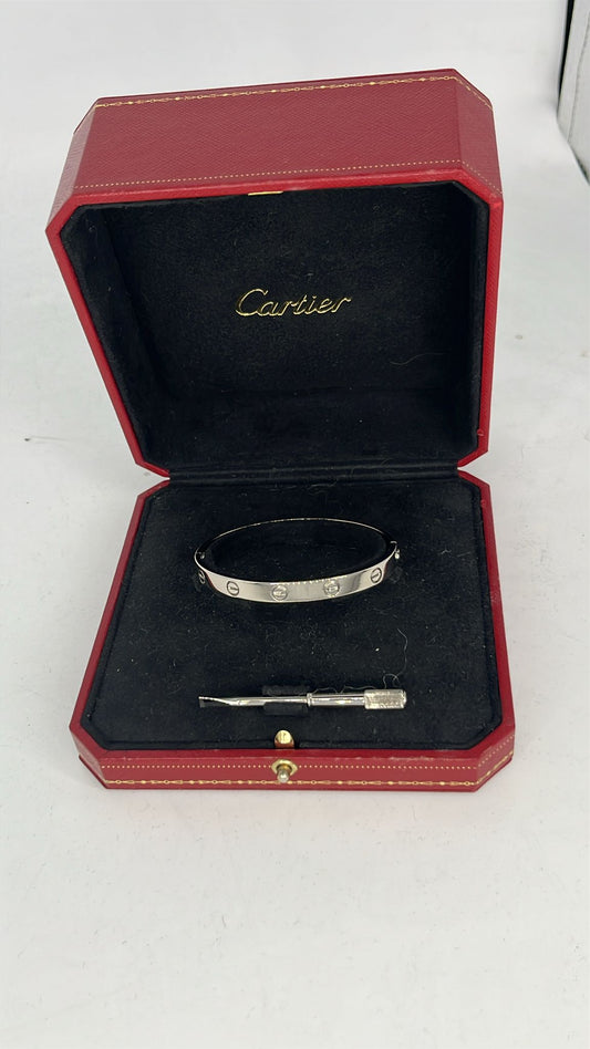 Pulsera de oro blanco 18k, Marca: CARTIER, Modelo: LOVE, Talla: 17, Peso: 31,67Gr, con su caja original.