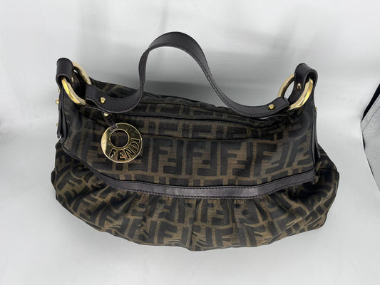 Bolso de Tela monograma, Marca: FENDI, Modelo: Iconique con su guardapolvo.