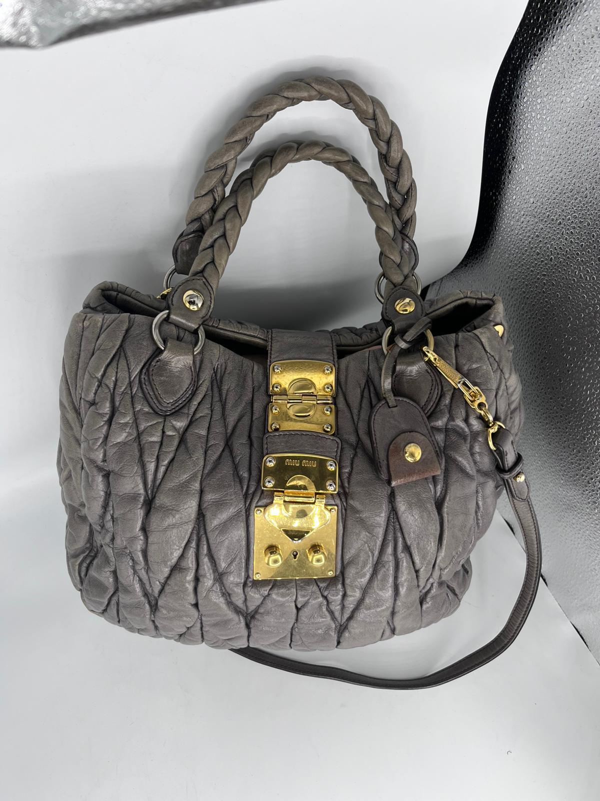 Bolso de cuero, Marca: MIU MIU, Modelo: Clásico Grande con su guardapolvo