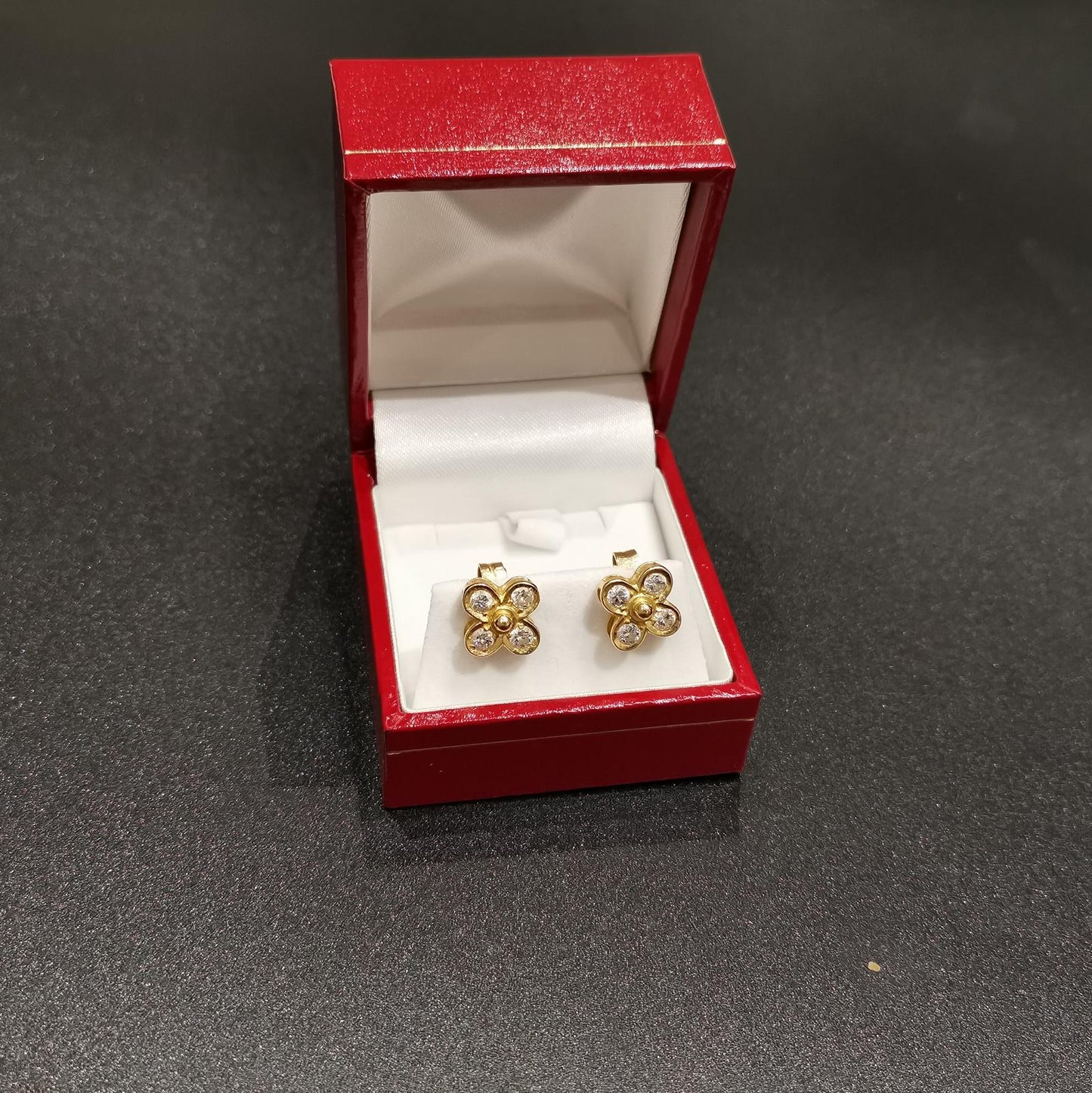 Pendientes de oro de 18k con diamantes.