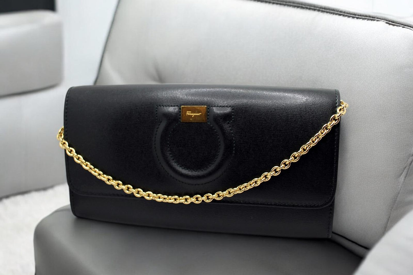 Bolso de cuero Marca: SALVATORE FERRAGAMO, Modelo: Wallet on Chain.