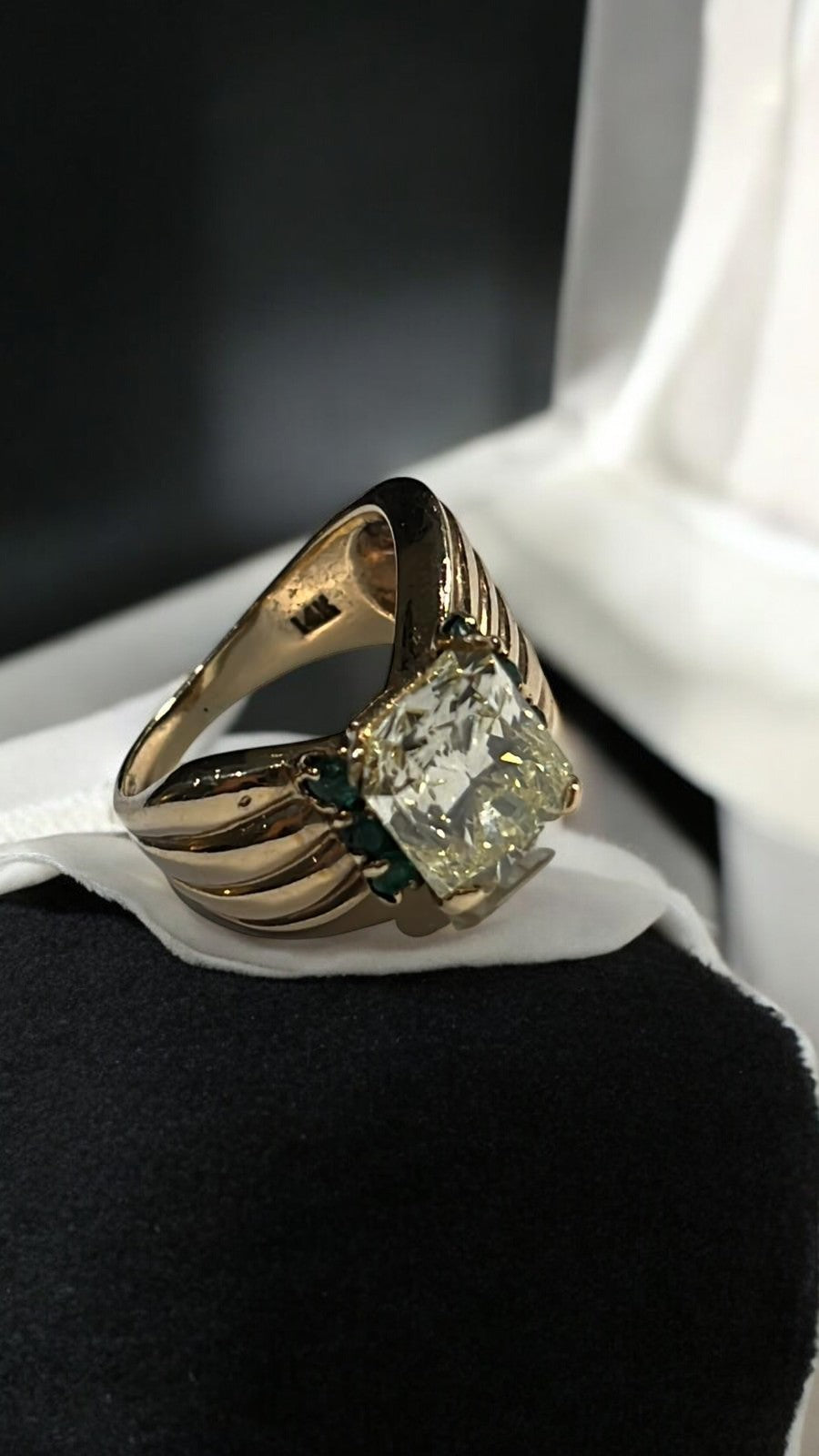 Añillo de oro 14k con 1 diamante central solitario fancy yellow de 4.40cts radiant