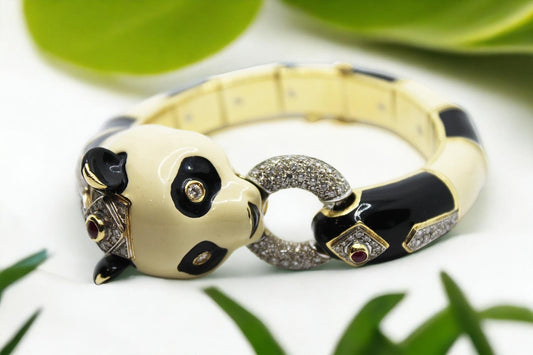 Pulsera de oro 18k con diamantes, rubí y esmalte Marca: WEMPE Modelo: PANDA, 141,49Gr