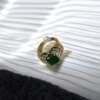 Añillo de oro  18k con diamantes 1Cts y una esmeralda central de 3.90Cts