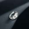 Añillo de oro 18k con diamantes negros y blancos de Marca: CARTIER