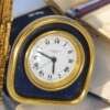 Reloj de mesa bañado en oro con lápiz azulis - Image 2