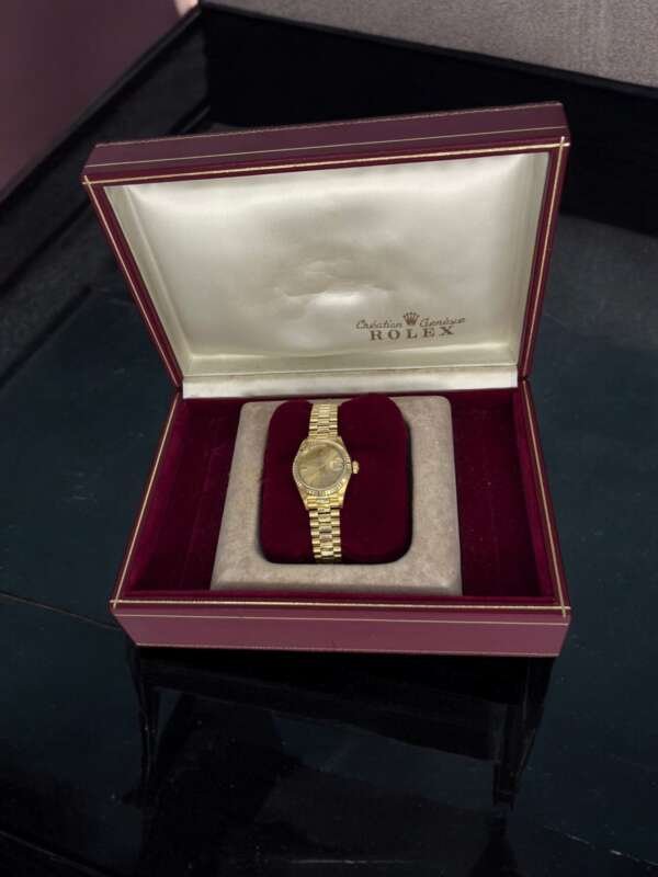 Reloj de oro de mujer