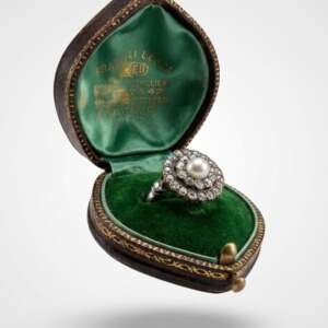 Añillo de oro antiguo con diamantes antiguos y perla, peso: 5,94Gr.