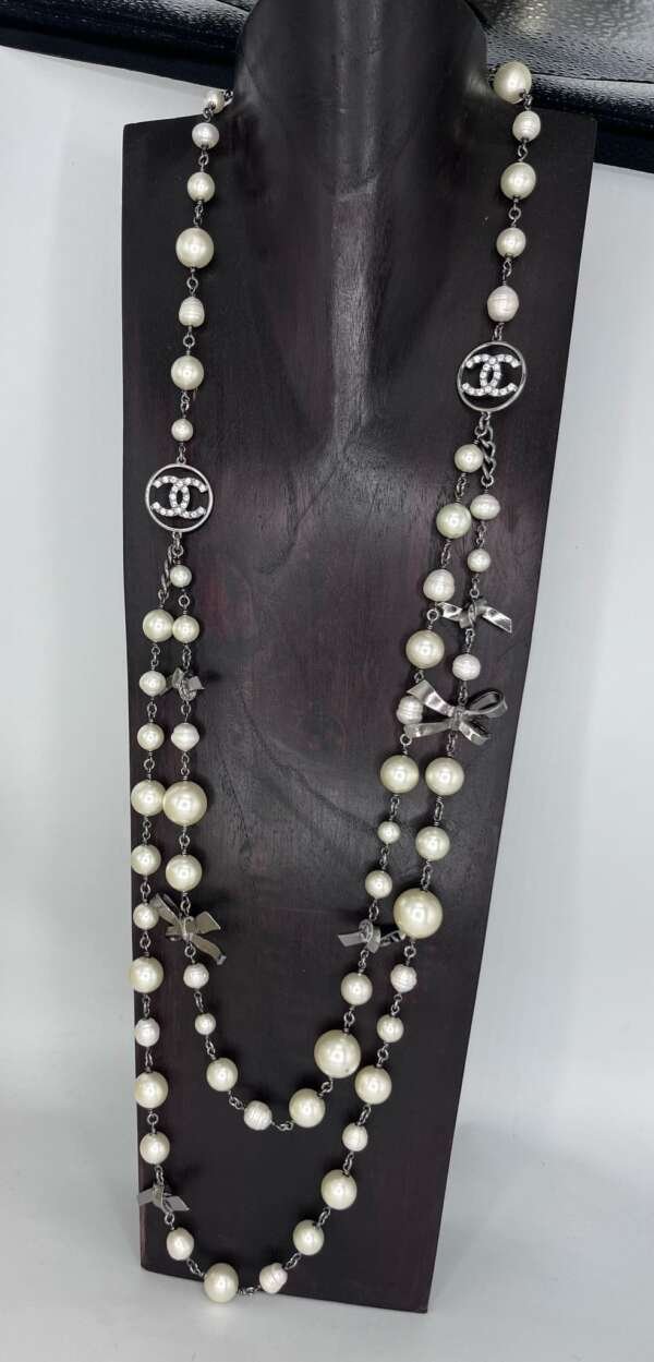 joyeria-szware-compro-oro-compro-joya-collar-de-perlas-beige-metálico-Marca-CHANEL