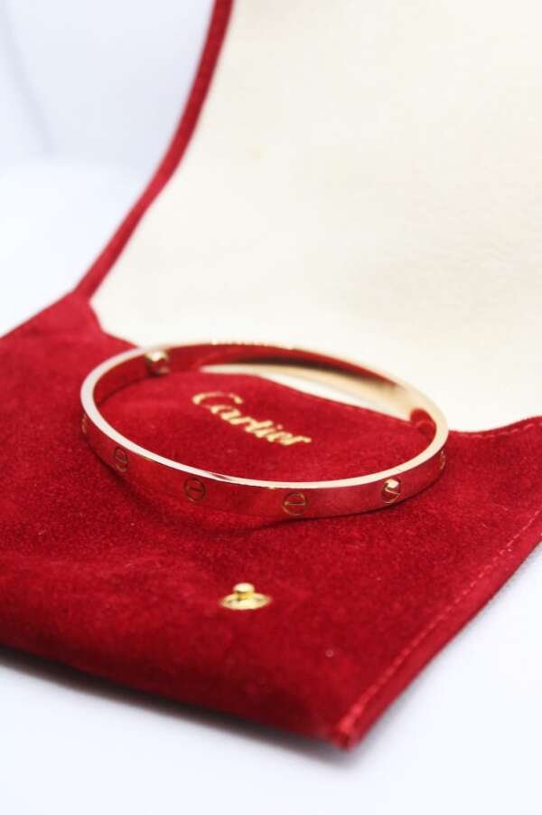 CARTIER: Pulsera de oro rosa de 18k, Marca: CARTIER, Modelo: LOVE, talla: 21 con su funda de viaje y factura. - Image 2