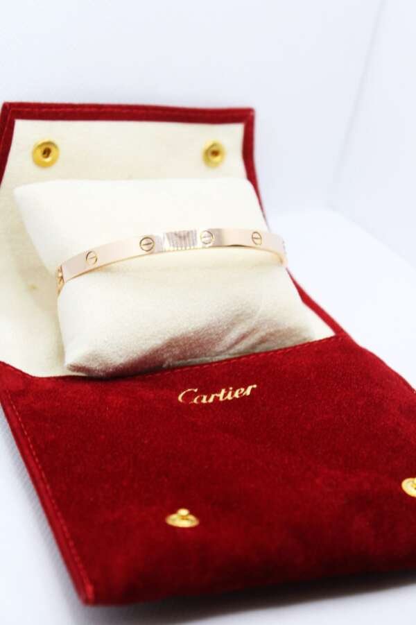 A metre dans la section Bijoux CARTIER: Pulsera de oro rosa de 18k, Marca: CARTIER, Modelo: LOVE, talla: 21 con su funda de viaje y factura.