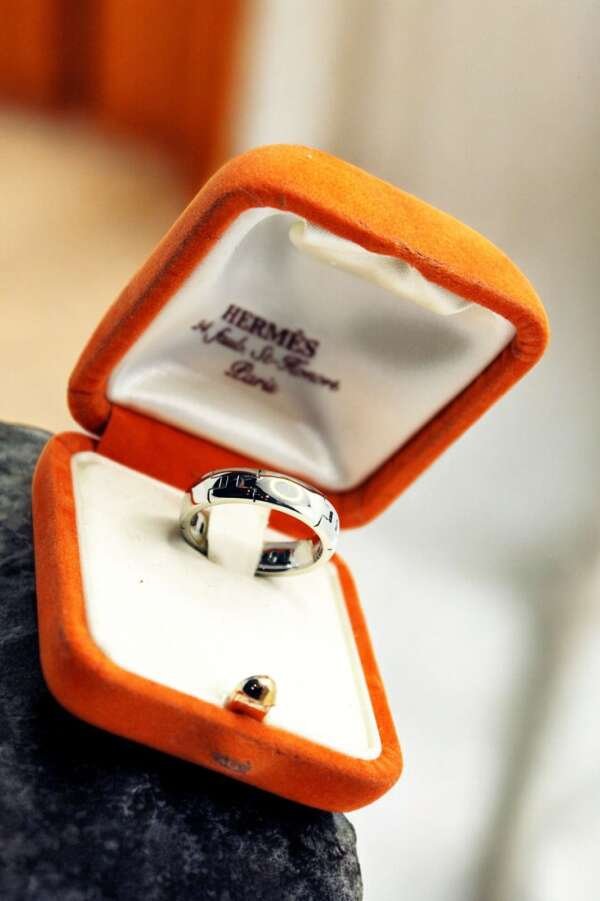 Alianza de oro blanco de 18k Marca: HERMES, Modelo: HERCULE talla: 59, con su caja original.