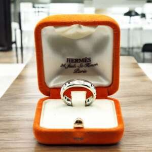 Alianza de oro blanco de 18k Marca: HERMES, Modelo: HERCULE talla: 59, con su caja original.