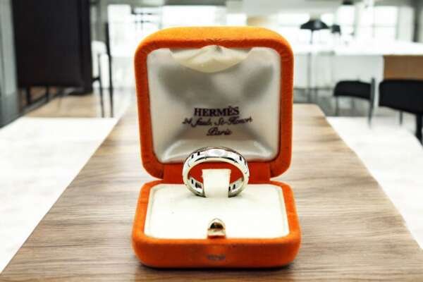 Alianza de oro blanco de 18k Marca: HERMES, Modelo: HERCULE talla: 59, con su caja original.