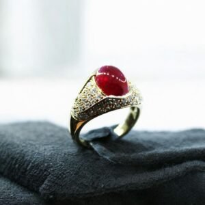 Añillo de oro 18k con Diamantes y Rubí central cabochon, Marca: BOUCHERON.