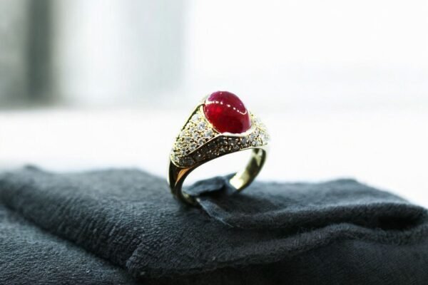 Añillo de oro 18k con Diamantes y Rubí central cabochon, Marca: BOUCHERON.