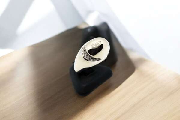 Añillo de oro blanco de 18k de marca: BVLGARI modelo: CABOCHON con diamantes.