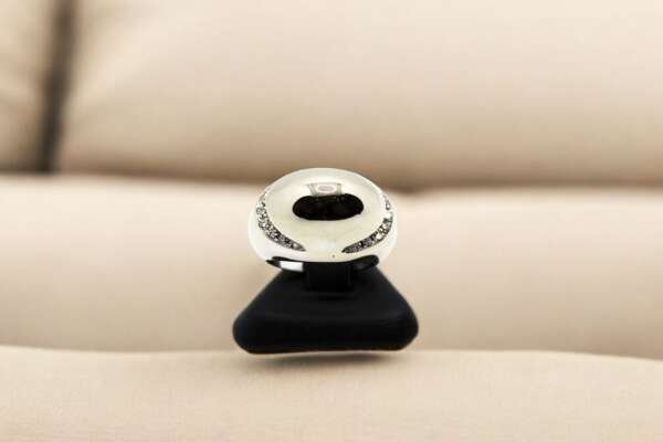 Añillo de oro blanco de 18k de marca: BVLGARI modelo: CABOCHON con diamantes.