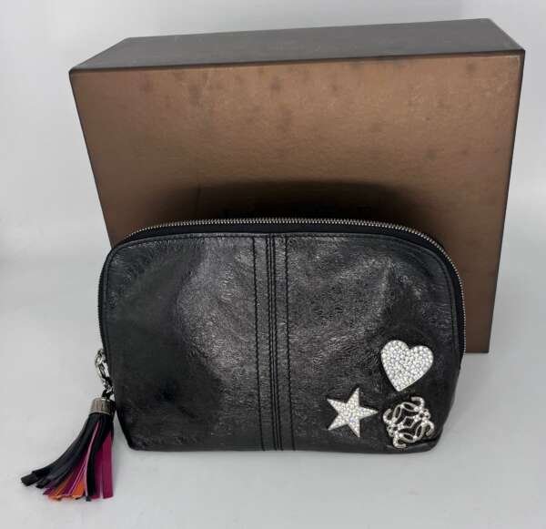 Bolso/ Pochette de cuero negro brillante, Marca: LOEWE con strass Swarovski con caja y guardapolvo.