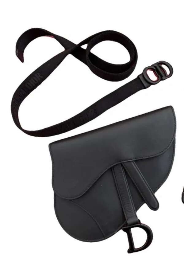 Bolso - cinturón Modelo: Saddle de la Marca: DIOR en cuero negro mate￼.