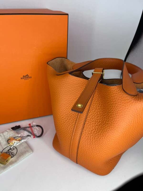 Bolso de cuero Naranja, Marca: HERMES, Modelo: CABÁS PICOTIN con sus candados y caja original.
